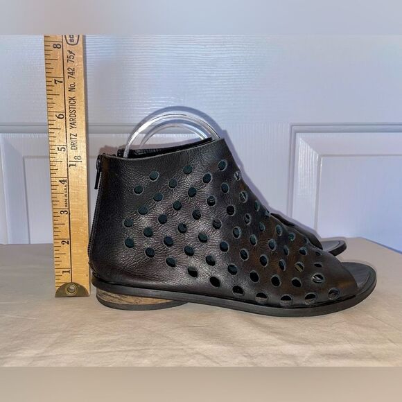 WALK by Handmade Shoes Open Toe Ankle Boot, Size 5.5, Black Leather Cut Outs - Picture 4 of 11